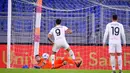 Kiper Roma Antonio Mirante menahan tendangan penalti saat menjamu Benevento dalam lanjutan Serie A Italia, di Stadion Olimpico, Senin (19/10/2020). AS Roma menang 5-2 atas tamunya Benevento dalam laga tersebut. (Luciano Rossi/LaPresse via AP)