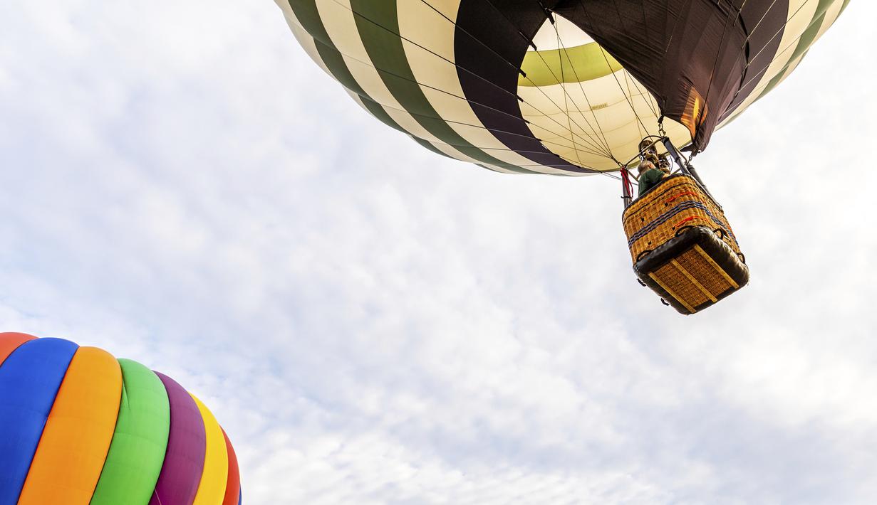 Balon udara terbang pada New Jersey Lottery Festival of Ballooning di Bandara Solberg, Readington, New Jersey, Amerika Serikat, 29 Juli 2022. Festival yang berlangsung hingga 31 Juli ini akan menampilkan sebanyak 100 balon. (AP Photo/Julia Nikhinson)