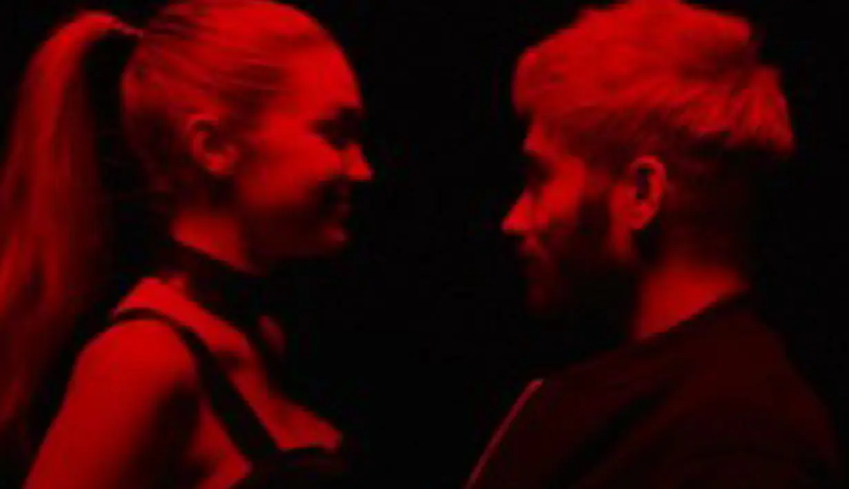 Salah satu adegan dalam video klip Zayn Malik " PILLOWTALK ". Keseluruhan isi dari video klip ini yaitu adegan ciuman antara Zayn dan Gigi, selain itu ada juga adegan yang menampilkan wanita tanpa busana. (REUTERS)