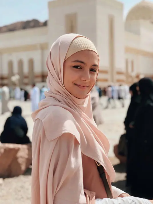 Penampilan Amanda menggunakan balutan busana muslim berwarna kalem saat melaksanakan umrah sangat menyejukkan. Gadis kelahiran Jakarta ini juga tampil tanpa make up kala itu, membuat penampilannya semakin natural. (Liputan6.com/IG/@amandarawles)