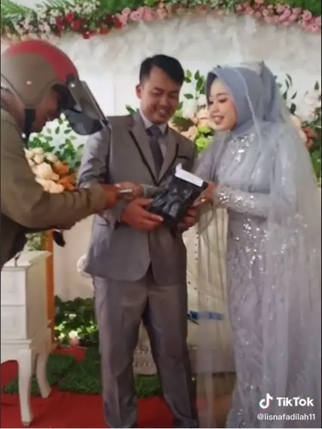 Kurir Antar Paket COD saat Penerima Sedang Gelar Resepsi, Bayar di Pelaminan