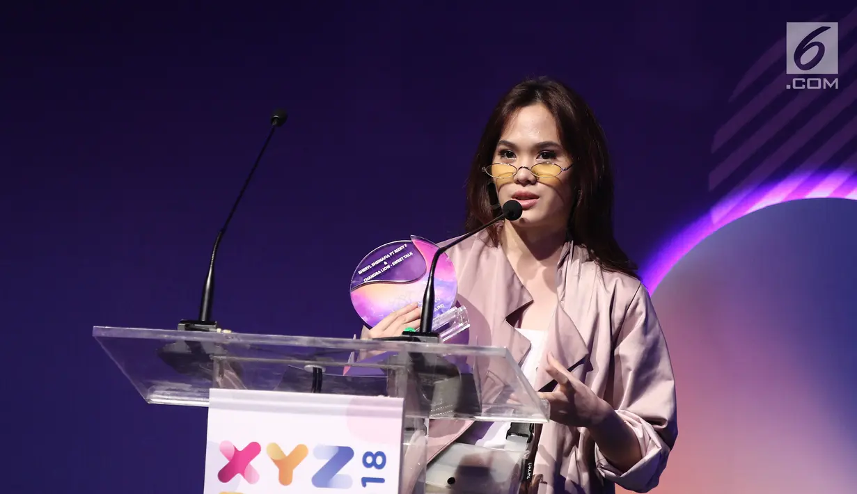 Musisi Sherly Sheinafia memberi sambutan saat menerima penghargaan best creator for music saat acara XYZ Day 2018 di The Hall Senayan City, Jakarta, Rabu (25/4). Sherly mendapatkan penghargaan lewat lagu berjudul Sweet Talk. (Liputan6.com/Herman Zakharia)