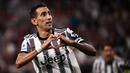 Pemain Juventus, Angel Di Maria melakukan selebrasi setelah mencetak gol pertama timnya ke gawang Sassuolo pada laga lanjutan Liga Italia 2022/2023 di Juventus Stadium, Turin, 15 Augustus 2022. Manchester United pernah memakai jasanya pada 2014 hingga 2015. Di Maria didatangkan dari Real Madrid dengan harga 75 juta euro. Ia juga merupakan salah satu pemain kesayangan dari pelatih Louis van Gaal. (AFP/Marco Bertorello)