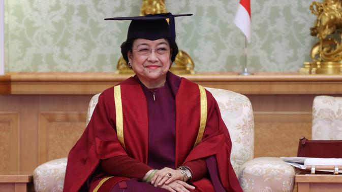Ketua Umum Partai Demokrasi Indonesia (PDI) Perjuangan Megawati Soekarnoputri menerima gelar Doktor Honoris Causa (DR HC) dari Universitas Soka, Tokyo. (Foto: Liputan6/ Mohammad Reza Ramadhansyah)