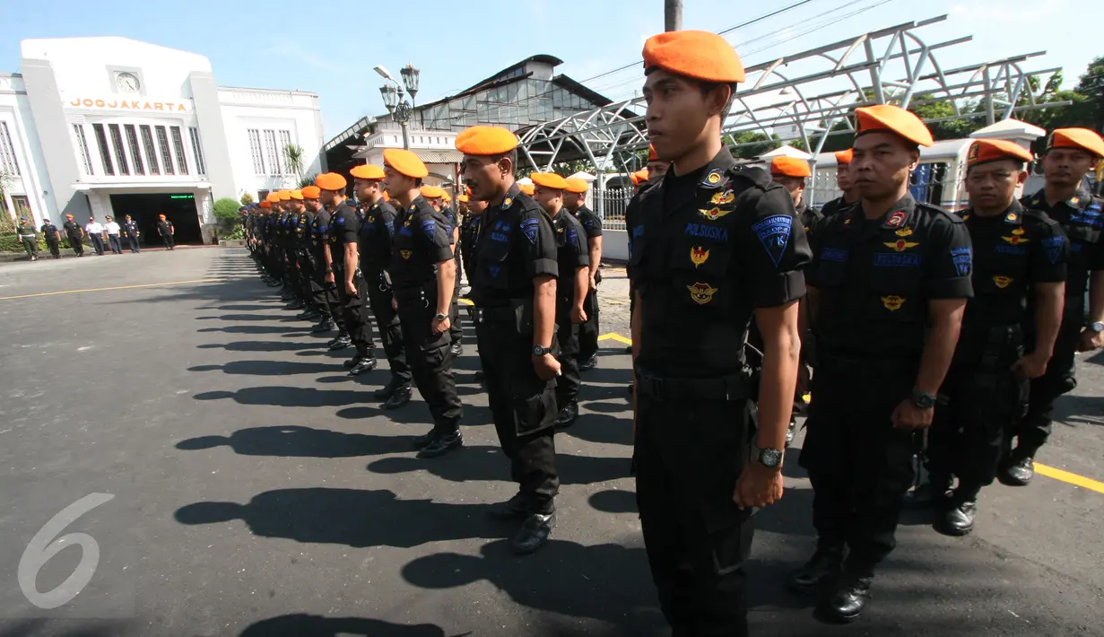 Personel Polsuska mengikuti upacara gelar pasukan angkutan Lebaran 2016 Daup 6 di Stasiun Tugu Yogyakarta, Jumat (24/6). Apel siaga diselenggarakan untuk menyambut arus mudik dengan menggunakan moda transportasi kereta api. (Liputan6.com/Boy Harjanto)