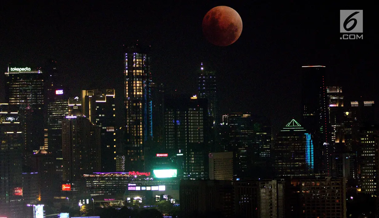 Foto multieksposure fase gerhana bulan terlihat di Jakarta, Rabu (31/1). Fenomena gerhana Super Blue Blood Moon ini terjadi 150 tahun sekali. (Liputan6.com/JohanTallo)