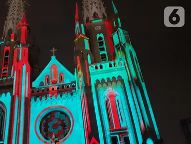 Cahaya warna warni menghiasi Gereja Katedral saat pemutaran video mapping tentang sejarah Kongres Pemuda II , Jakarta, Minggu (27/12/2019). Pemutaran video mapping ini untuk memperingati Hari Sumpah Pemuda ke-91 dan berlangsung hingga 28 Oktober. (Liputan6.com/Helmi Fithriansyah)
