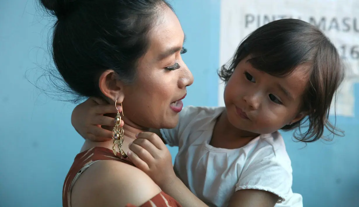 Aktris Pembantu Terbaik di Indonesian Movie Awards 2011 mengaku lebih nyaman menetap di Bali. Konsekuensinya, perempuan 37 tahun itu harus rela bolak-balik Jakarta-Bali. (Nurwahyunan/Bintang.com)