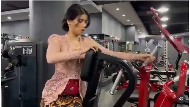 5 Potret Sabrina Chairunnisa Pakai Kebaya Kombinasi Batik, Tampil Memukau