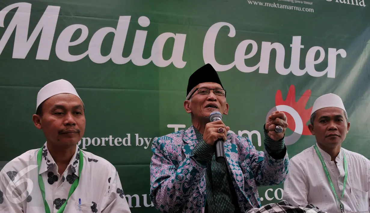 KH Miftahul Akhyar, Rais Syuriah PWNU Jatim memberikan keterangan pers hasil sidang komisi organisasi Muktamar NU, di Jombang, Rabu (5/8/2015). Keterangan tersebut terkait suara dukungan sistem AHWA dari Jatim yang terpecah. (Liputan6.com/Johan Tallo)