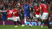 Striker Chelsea, Olivier Giroud (tengah) menggiring bola dari kawalan pemain Manchester United pada pertandingan Liga Inggris di Old Trafford (11/8/2019). MU menang telak 4-0 atas Chelsea. (AP Photo/Dave Thompson)