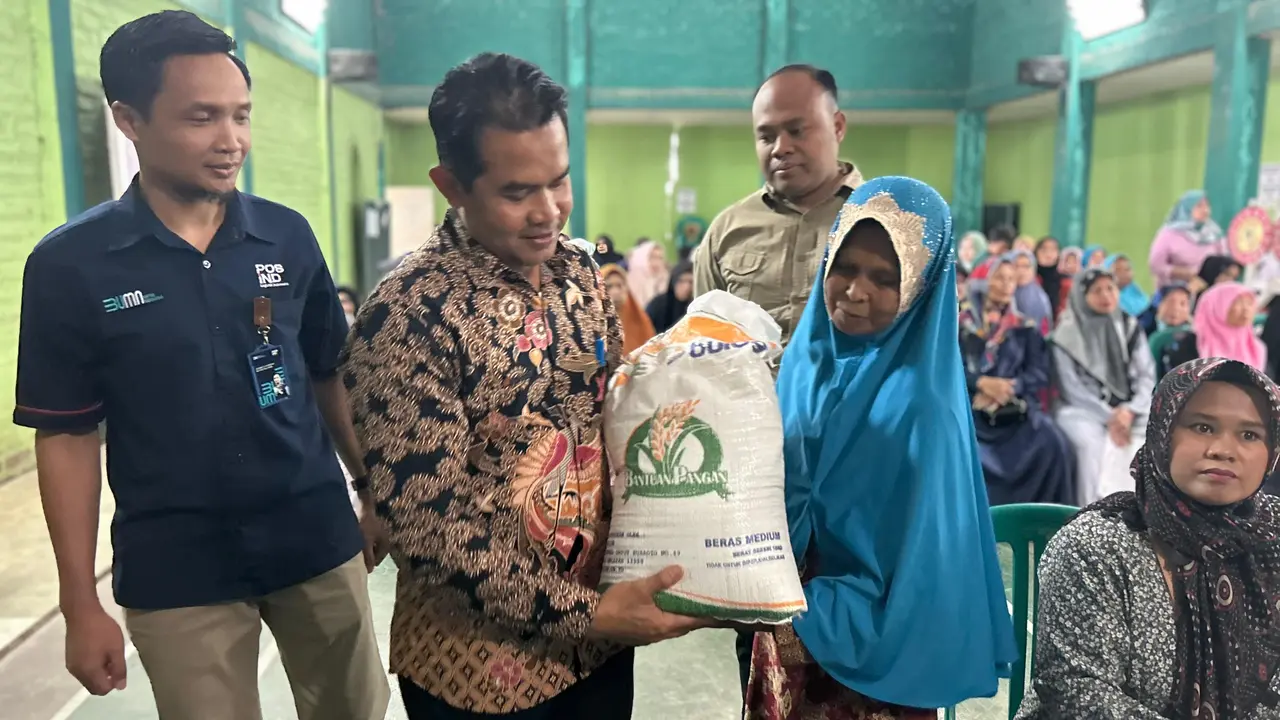 Senyum Bahagia Warga Bojong Purwakarta Saat Terima Bantuan Beras Pemerintah
