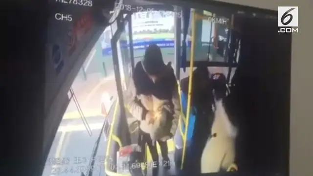 Rekaman seorang penumpang memicu ledakan pada sebuah bus di China. Korban luka berjumlah 17 orang.