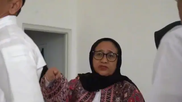 Wakil Kepala Badan Gizi Nasional (BGN) Bidang Komunikasi Publik dan Investigasi, Nanik Sudaryati Deyang saat menyidak dapur SPPG Banyudono, Ponorogo.