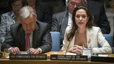 Artis Angelina Jolie saat menghadiri rapat Dewan Keamanan PBB di New York, AS (24/4/2015). Angelina Jolie sebagai utusan Komisaris Tinggi PBB untuk pengungsi (UNHCR) meminta negara-negara maju untuk membantu pengungsi Suriah. (REUTERS/Lucas Jackson)