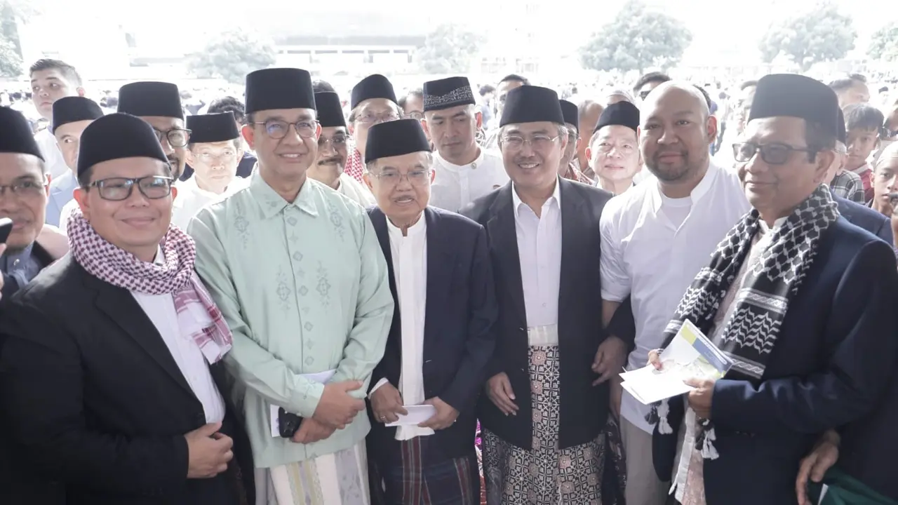 Jusuf Kalla, Didit Hediprasetyo, Anies Baswedan, Jimly Asshiddiqie, dan Mahfud MD menunaikan salat Id bareng di Lapangan Masjid Agung Al Azhar, Sabtu (21/3/2026) (Istimewa)