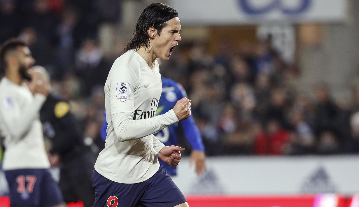 Striker Paris Saint Germain (PSG), Edinson Cavani, melakukan selebrasi usai membobol gawang RC Strasbourg pada laga Liga 1 Prancis di Stadion Stade de la Meinau, Rabu (5/12). Kedua tim bermain imbang 1-1. (AP/Jean-Francois Badias)