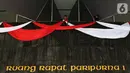 Pekerja mempercantik Ruang Rapat Paripurna I dengan Bendera Merah Putih di kompleks Parlemen MPR-DPR RI, Senayan, Jakarta, Rabu (16/10/2019). Ruang paripurna DPR tampak dihias menjelang pelantikan presiden dan wapres terpilih pada 20 Oktober mendatang. (Liputan6.com/Johan Tallo)