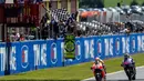 Marc Marquez (Honda MotoGP-kanan) berhasil tampil tercepat diikuti Jorge Lorenzo (Movistar Yamaha MotoGP) dalam balapan di Sirkuit Mugello, Italia, (1/6/2014). (AFP PHOTO/Andreas Solaro)
