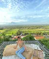 Berpose dengan latar pemandangan sawah, gunung, dan langit yang luar biasa indah, Belleza terlihat mengenakan crop top dengan tali spageti, dipadunya dengan celana jeans panjang. Foto: Instagram.