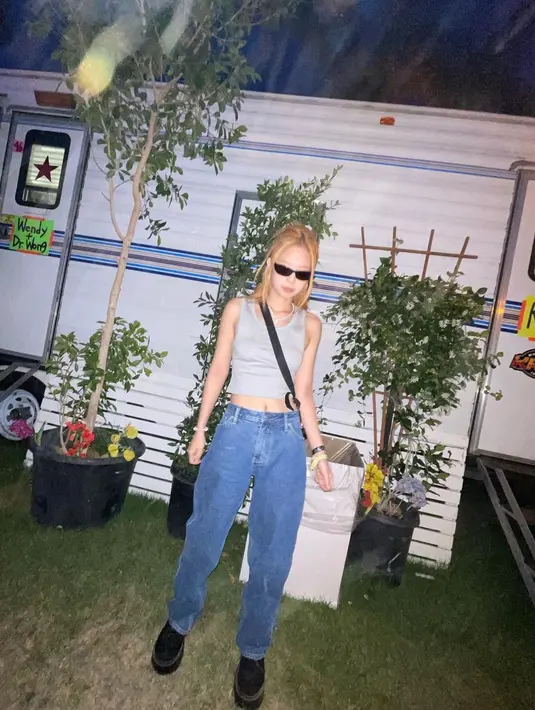 <p>Masih dengan pakaian yang nyaman namun tetap stylish, paduan tank top dan jeans tak pernah gagal. Gunakan platform boots untuk melengkapi penampilan. [Instagram/jennierubyjane]</p>