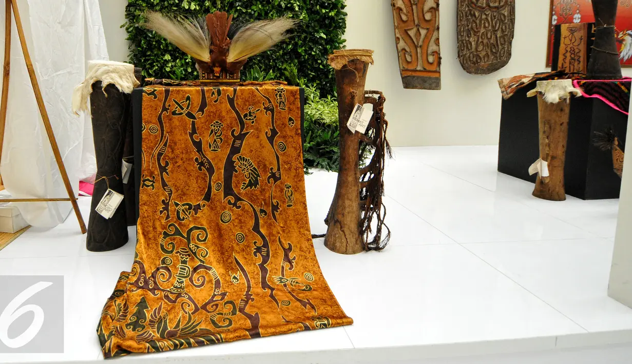 Batik motif khas Raja Ampat dipamerkan dalam acara Gelar Batik Nusantara 2015 di JCC Senayan, Jakarta, Kamis (25/6/2015). Beragam batik dari penjuru Nusantara dipamerkan dalam acara tersebut. (Liputan6.com/Yoppy Renato)