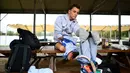 Theo Curin, perenang dengan amputasi empat anggota tubuh bersiap menjelang pelatihan air terbuka pertama mereka di air 16 derajat celcius, di Compiegne pada 9 Oktober 2020. Curin berhenti dari Olimpiade Tokyo untuk ambil tantangan berenang di Danau Titicaca Peru pada November 2021. (FRANCK FIFE/AFP)