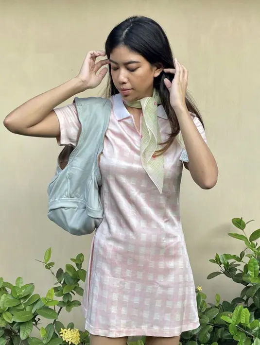Putri juga memadukan totebag underwear dengan mini dress pink bermotif dengan aksesori syal di leher. Instagram @putrisamboda
