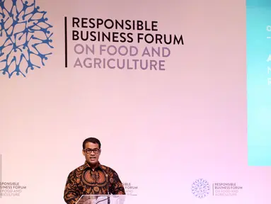Menteri Pertanian, Amran Sulaiman memberikan paparan pada seminar Responsible Business Forum on Food And Agriculutre di Jakarta, Senin (25/4). Forum ini memfokuskan upaya meningkatkan produktivitas bidang pertanian (Liputan6.com/Faizal Fanani)
