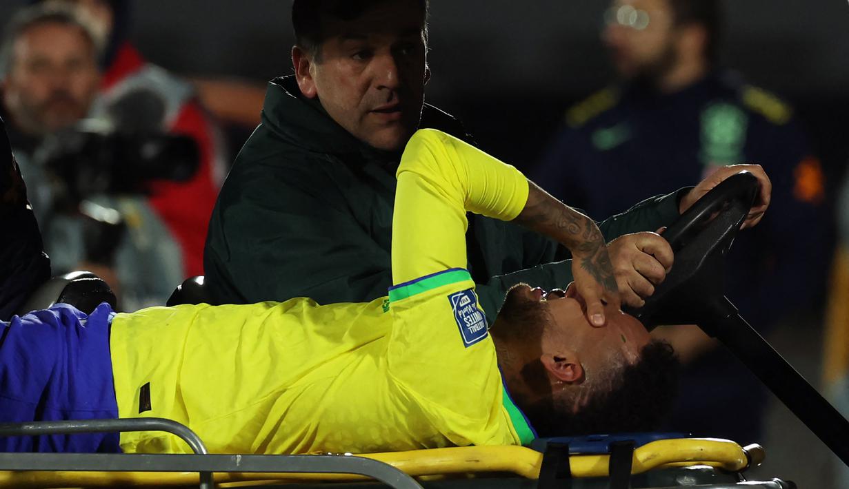 Lima pemain tercatat menempati posisi runner-up dalam daftar top skor sementara Kualifikasi Piala Dunia 2026 Zona Conmebol dengan raihan 2 gol. Striker Timnas Brasil, Neymar mencetak 2 gol dari 4 laga yang telah dijalani pada kualifikasi Piala Dunia 2026 Zona Conmebol. Kedua gol dicetaknya pada matchday pertama saat menang 5-1 atas Bolivia (9/9/2023). Sementara pada tiga laga berikutnya ia gagal menambah jumlah golnya, bahkan pada laga terakhir saat kalah 0-2 dari Uruguay (18/10/2023) ia mengalami cedera parah hingga ditarik keluar di akhir babak pertama. (AFP/Pablo Porciuncula)