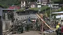 Anggota Tentara Venezuela mencari di antara puing-puing rumah yang hancur untuk mencari korban atau penyintas setelah tanah longsor saat hujan lebat di Las Tejerias, negara bagian Aragua, Venezuela, pada 10 Oktober 2022. Wakil Presiden Delcy Rodriguez mengatakan,Tanah longsor di Venezuela tengah menewaskan sedikitnya 22 orang dan banyak lagi dari 50 hilang setelah hujan lebat menyebabkan sungai meluap. (AFP/Yuri Cortez)