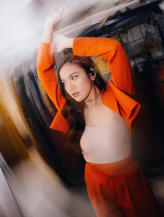 Dengan warna oranye, Mahalini Raharja tampil vibrant denga setelan jas dan tank top nude [@mahaliniraharja]