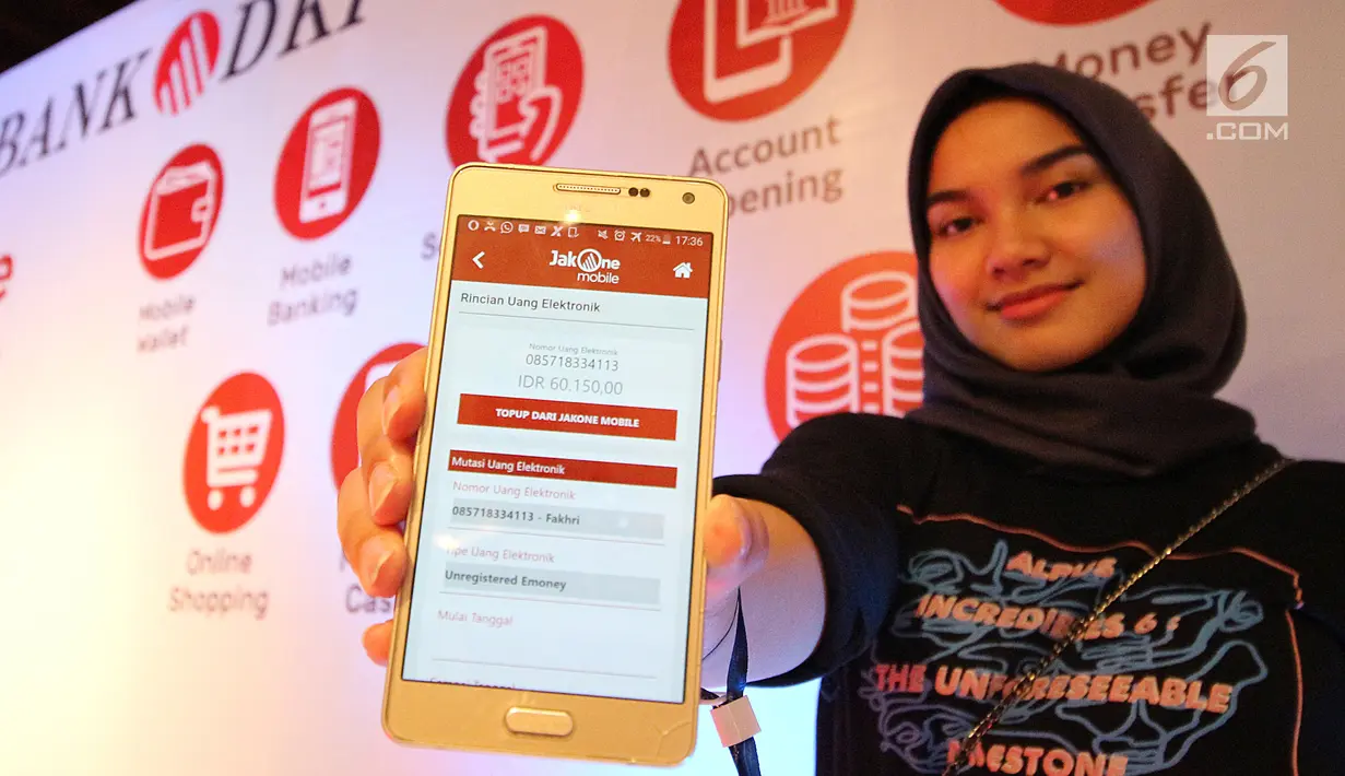 Pelajar sedang betransaksi menggunakan JakOne Mobile Bank DKI di gerai kopi pada festival seni Alpus Incredibles 6 di Jakarta (28/10). Aplikasi tersebut dapat diunduh melalui Google Play store pada android dan App Store pada IOS. (Liputan6.com/Pool/Rudi)
