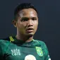 Pemain Persebaya Surabaya, Oktafianus Fernando. (Bola.com/Aditya Wany)