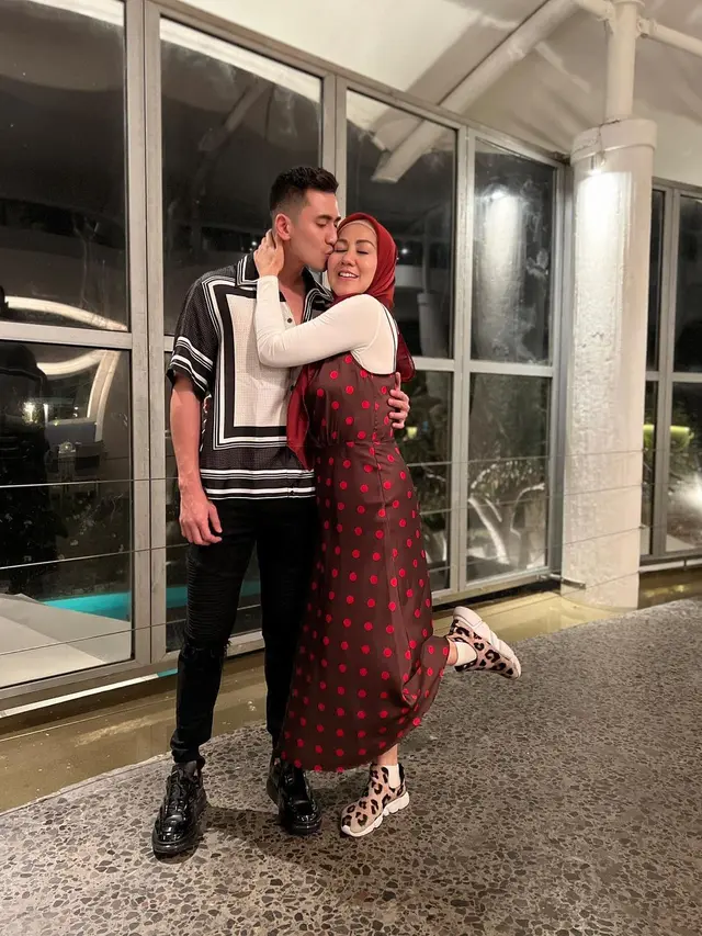 Verrell Bramasta Makan Bareng Venna Melinda dan Ferry Irawan (Foto: Instagram/@bramastavrl)