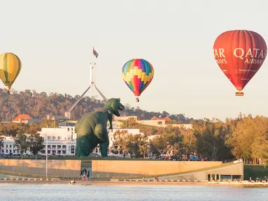 Sejumlah balon udara terlihat mengudara di langit Canberra selama festival tahunan Canberra Balloon Spectacular di Australia, Kamis (12/3/2020). Festival yang berlangsung selama sembilan hari ini menghadirkan lebih dari 30 balon udara dari seluruh dunia. (Xinhua/Liu Changchang)