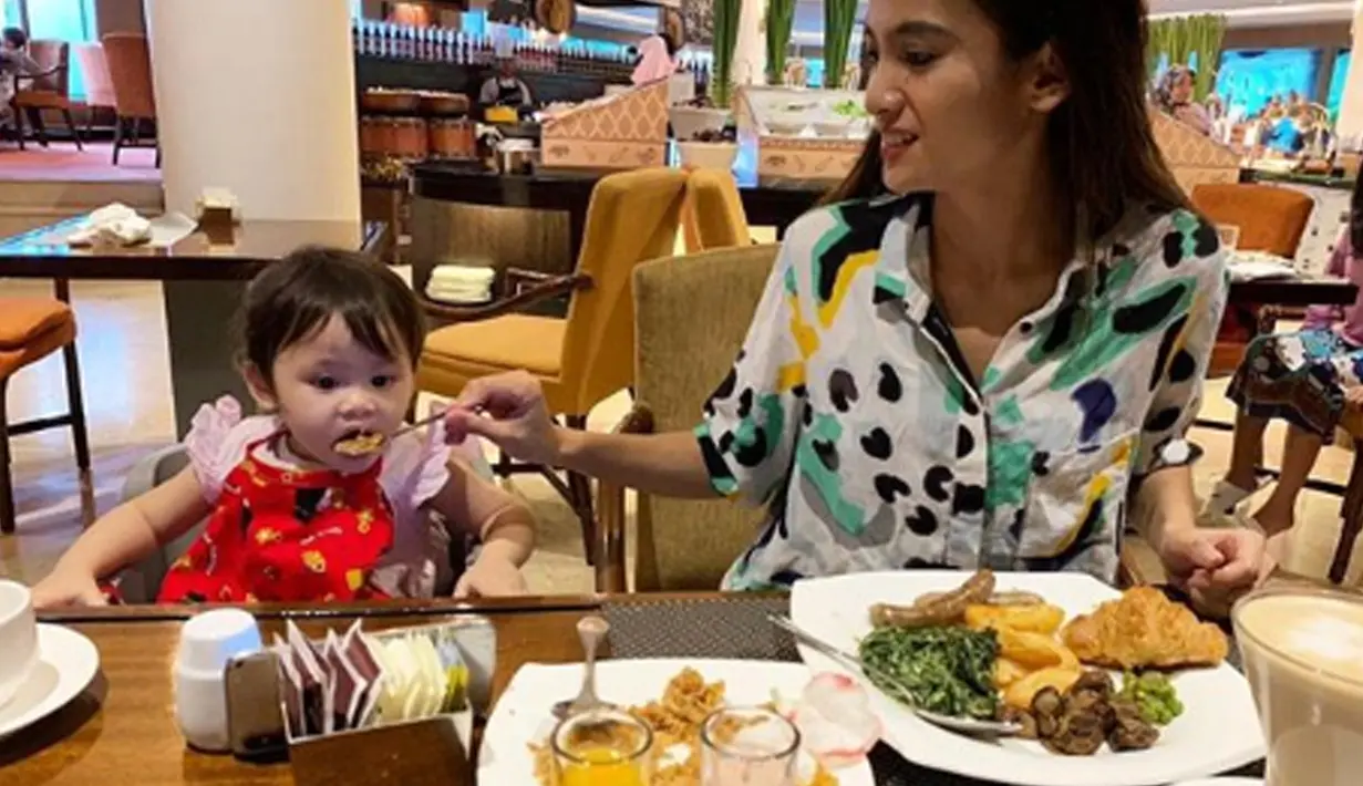 Pergi makan bersama, Bridgia Kalina makan dengan lahap. (Liputan6.com/IG/septriasaacha)