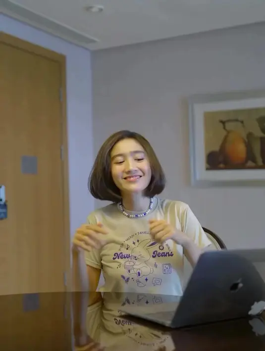 Apalagi dengan rambut chic dan gaya imutnya, Febby tampak masih cocok jadi member NewJeans. [Instagram.com/febbyrastanty]