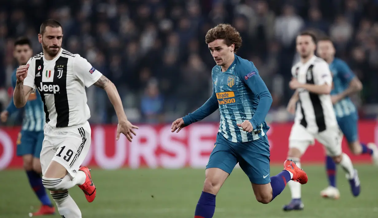 Aksi Antoine Griezmann Selebrasi Cristiano Ronaldo pada laga kedua, babak 16 besar Liga Champions yang berlangsung di Stadion Allianz, Turin, Rabu (13/3). Juventus menang 3-0 atas Atl Madrid. (AFP/Filippo Monteforte)