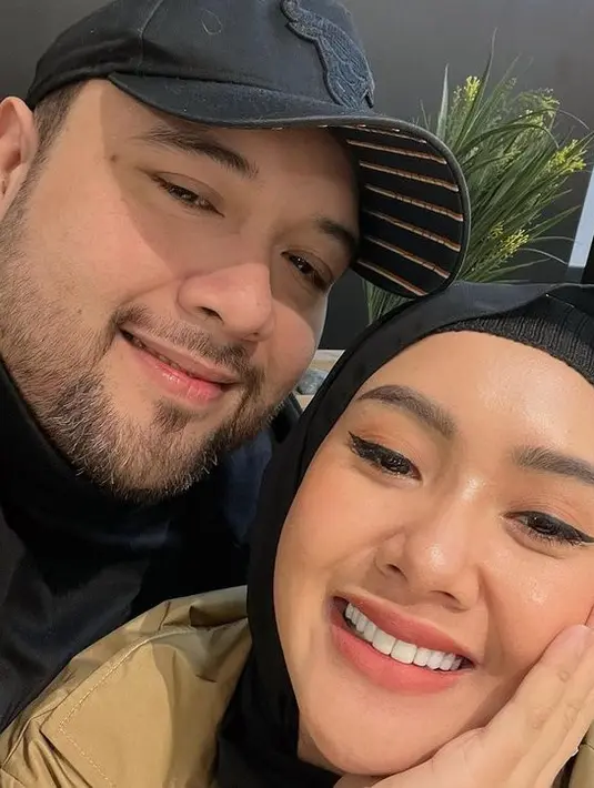 Berita bahagia tersebut didapat lewat akun Instagram-nya. Tampak, Cita Citata mengunggah foto terbaru bersama Didi. (instagram/cita_citata)