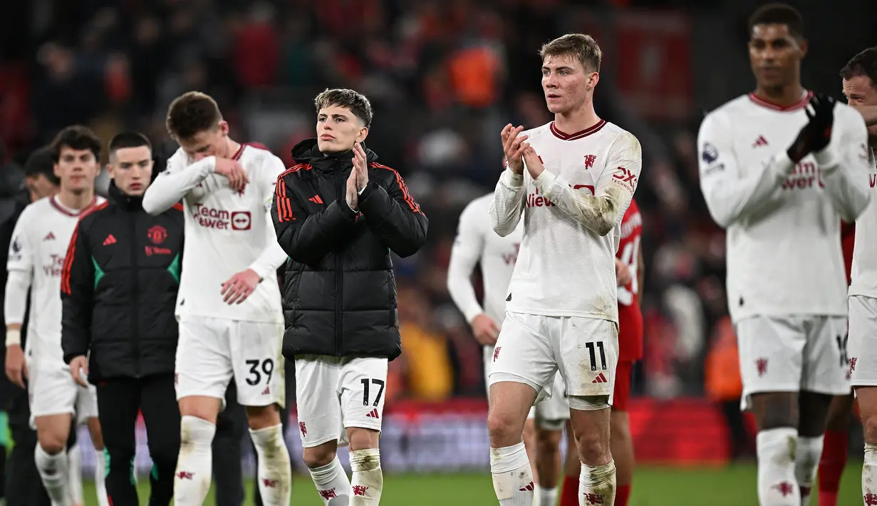 Pemain Manchester United memberikan tepuk tangan setelah laga imbang 0-0 melawan Liverpool pada laga lanjutan Liga Inggris 2023/2024 di Anfield, Liverpool, Inggris, Rabu (18/12/2023) dini hari WIB. (AFP/Paul Ellis)