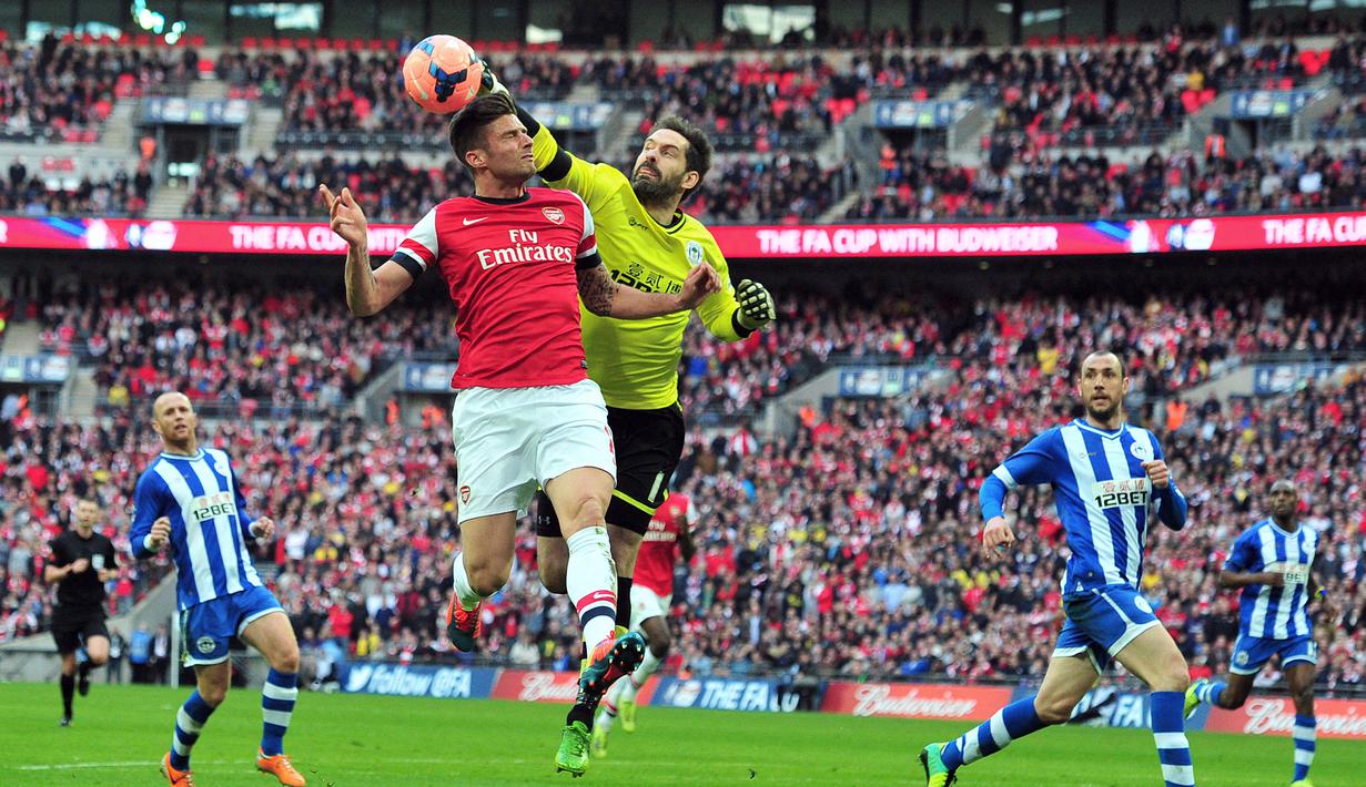Scott Carson bergabung dengan Wigan Athletic yang berlaga di Championship pada 4 Juli 2013. Hanya bertahan dua musim dengan mencatat 59 penampilan dan Wigan terdegradasi ke League One, Scott Carson hengkang di akhir musim 2014/2015. (AFP/Glyn Kirk)
