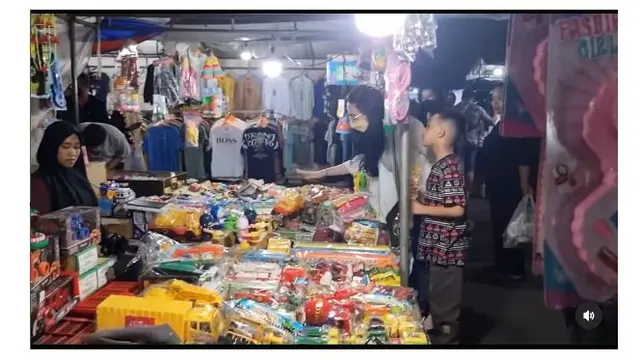 7 Potret Arumi Bachsin Ajak Anak ke Pasar Malam, Santai Beli Jajan hingga Baju