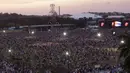 Ribuan fans saat menunggu band idolanya Rolling Stones di Ciudad Deportiva de la Habana, Kuba, 25 Maret 2016. Konser yang mendatangkan band rock and roll ini tidak dipungut biaya atau gratis. (REUTERS / Enrique de la Osa)