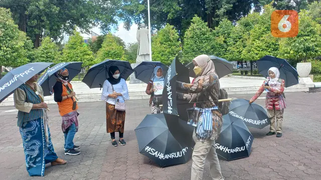 Jumiyem dan Sargini saat melakukan aksi bersama PRT Jogja Rabu(21/12/2022)