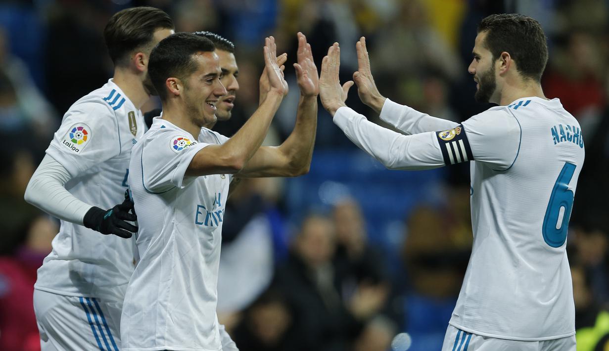 Para pemain Real Madrid merayakan gol Lucas Vazquez (kiri) saat melawan Numancia pada laga Copa Del Rey di Santiago Bernabeu stadium, Madrid, (10/01/2018). Real Madrid unggul agregat 5-2 atas Numancia. (AP/Francisco Seco)