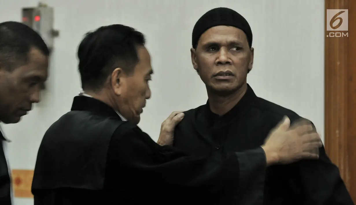 Ekspresi terdakwa Hercules Rosario Marshal saat menjalani sidang vonis terkait kasus penguasaan lahan milik PT Nila Alam di Pengadilan Negeri Jakarta Barat, Rabu (27/3). Majelis Hakim PN Barat memvonis Hercules 8 bulan penjara. (merdeka.com/Iqbal S. Nugroho)