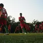 Jelang berlaga di Sea Games XXVIII Singapura, Timnas Indonesia U-23 kembali melakukan latihan di Lapangan Sutasoma Halim Perdanakusuma, Jakarta, Sabtu (23/5/2015). Tampak, pemain timnas U-23 saat melakukan pemanasan. (Liputan6.com/Helmi Fithriansyah)