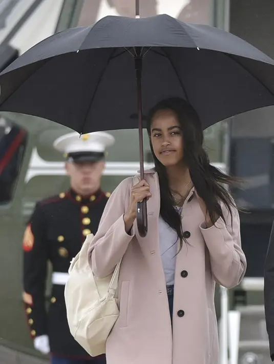 Belum lama ini Drake dikabarkan menjalin hubungan spesial dengan JLo, namun saat ini rapper tersebut dikabarkan berhasil memikat hati wanita cantik, Malia Obama. (AFP/Bintang.com)