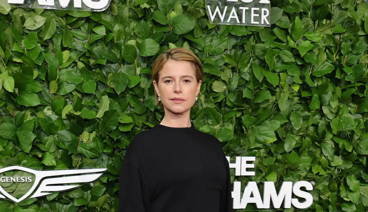 Jessie Buckley memilih gaun hitam-gading Chanel Spring 2026, look yang sebelumnya tampak sangat memikat saat melenggang di runway. Gayanya sejalan dengan era muted dan understated yang ia jalani tahun ini.  [dok/chanel].